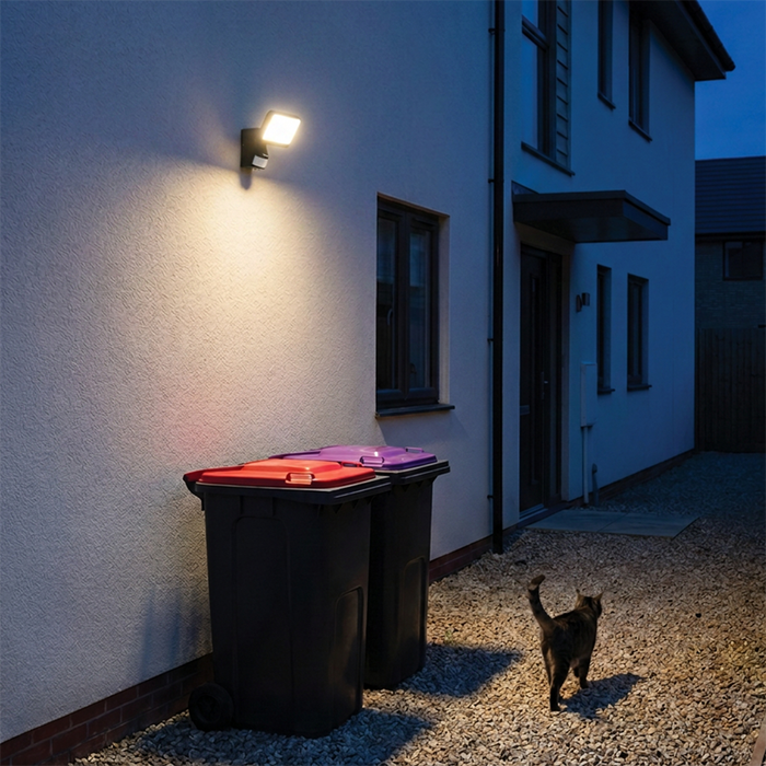 Luceco Solar Hybrid LEXSHYFS10BCC – illuminating a side entrance at night