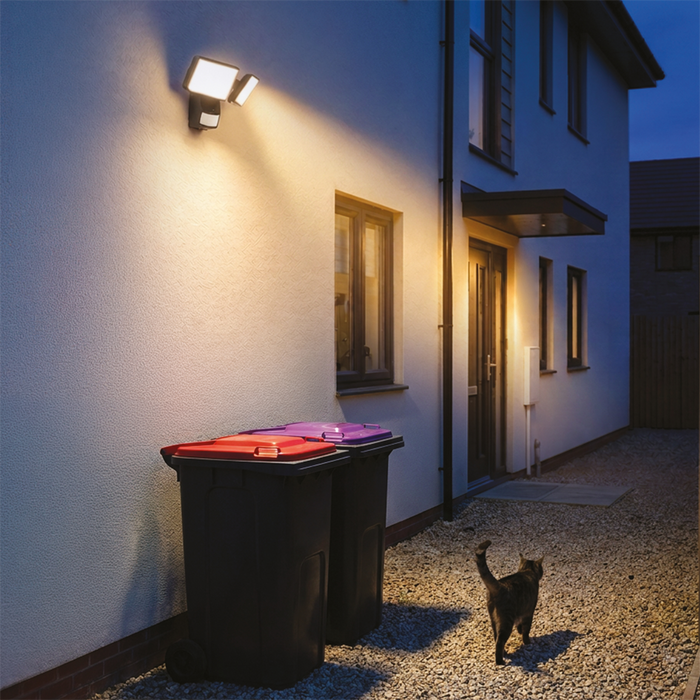 Luceco Solar Hybrid LEXSHYFT10BCC – illuminating an exterior wall at night
